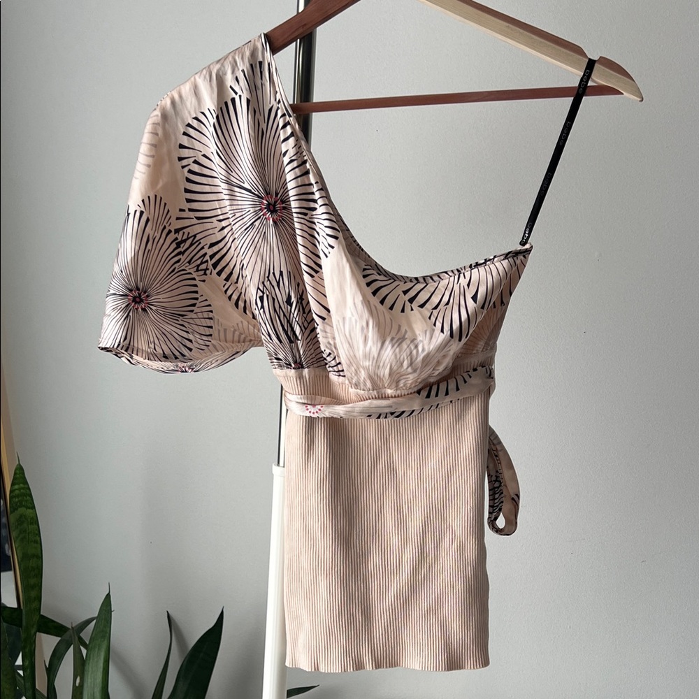 bebe One-Shoulder SILK Beige pink Top with Black Print XS - Picture 2 of 6